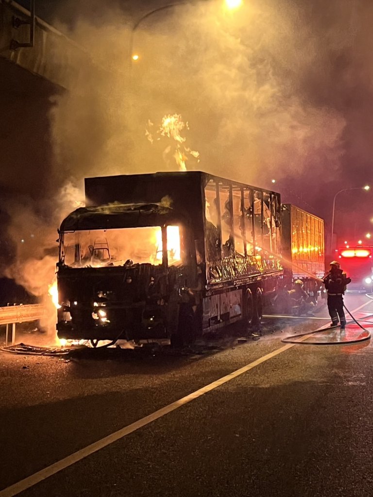 國道深夜火燒車！林口段聯結車突起火　食品全燒光幸無人傷