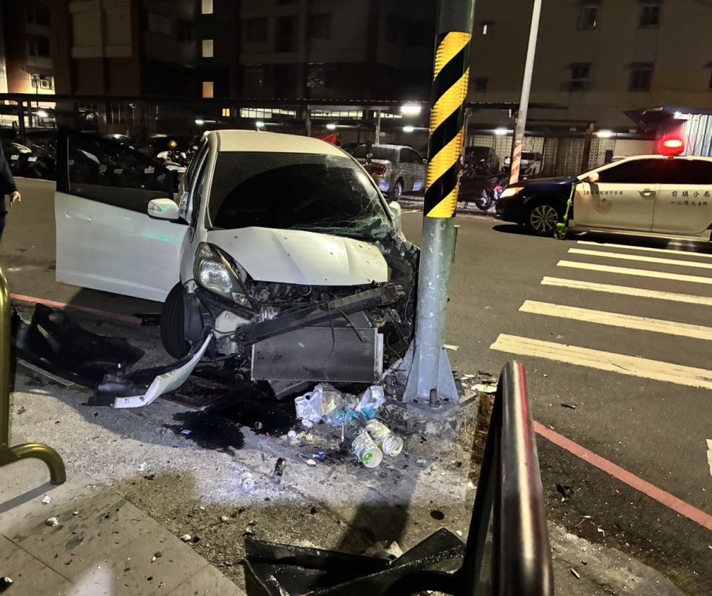 深夜轉彎失控撞電桿　前鎮酒駕男送醫、涉公共危險罪送辦