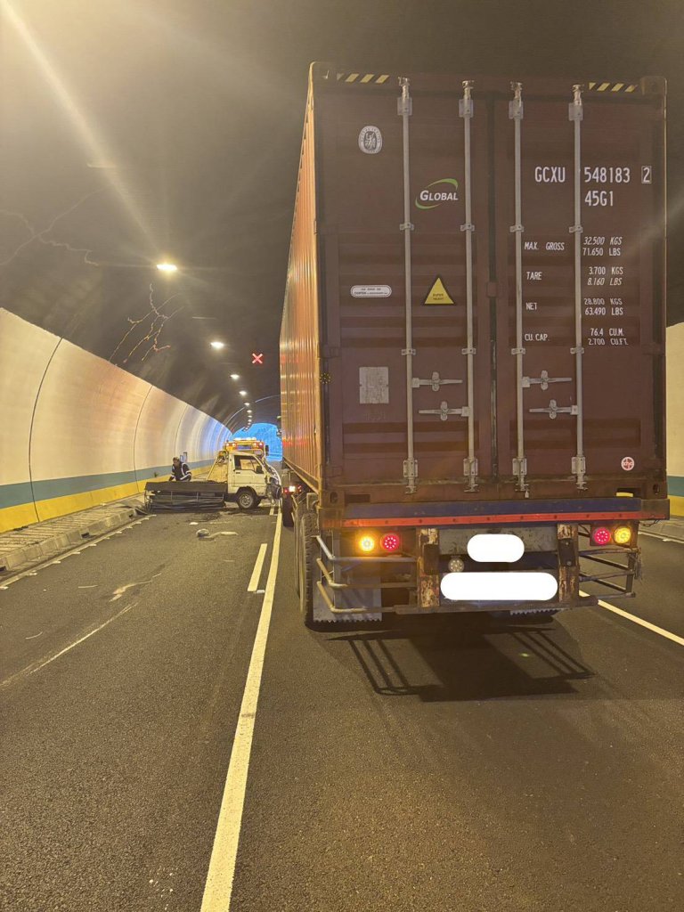 基隆隧道南向車道變換釀禍　貨櫃車擦撞小貨車1人受傷