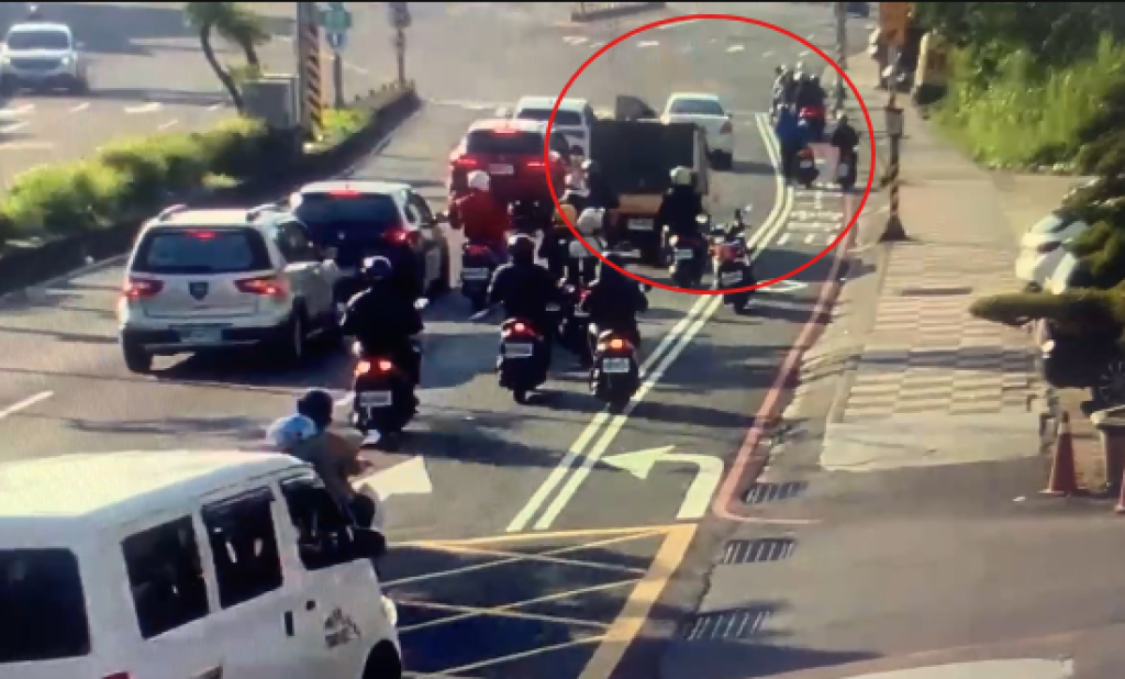 影/闖紅燈拒檢逃逸！龜山警街頭圍捕　逃逸移工藏毒當場落網