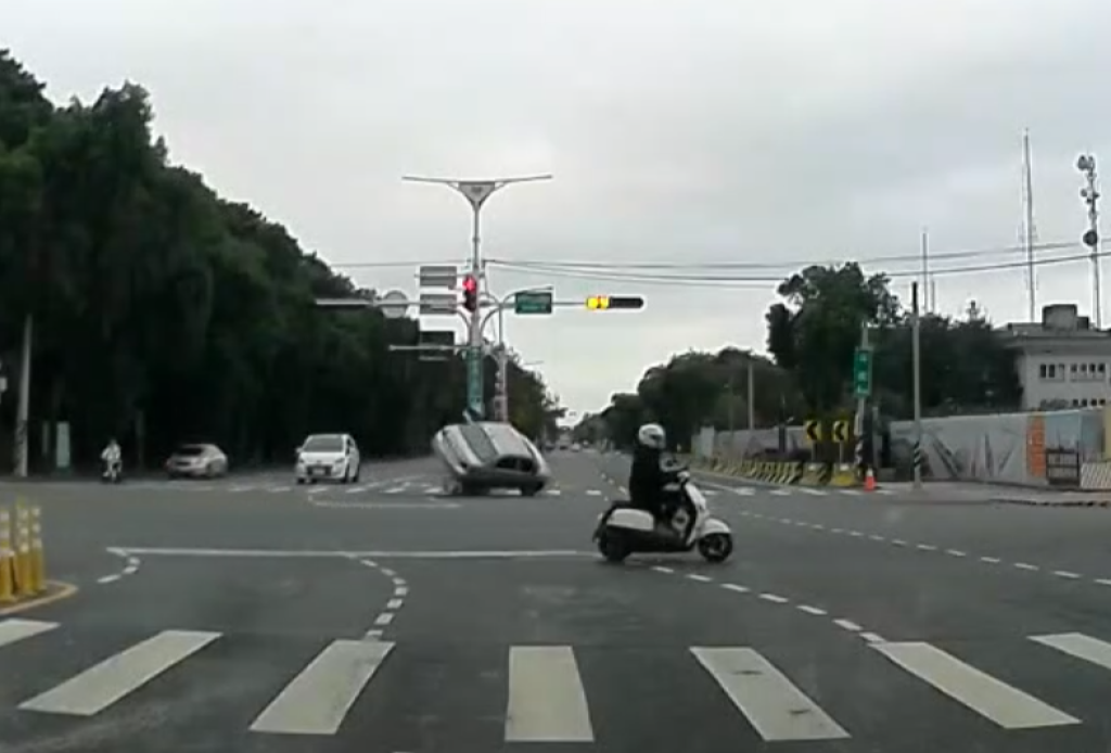 又有行人庇護島被撞！　斗六雲科大前自小客車撞翻女駕駛受傷
