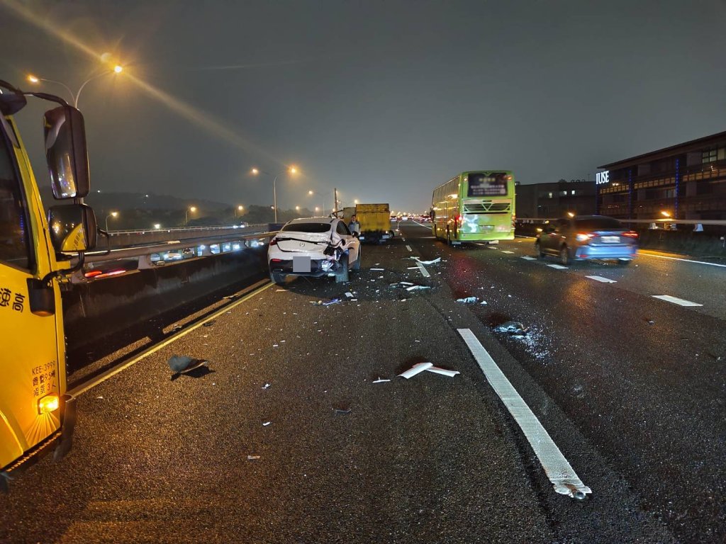 國道五汐高架路段4車相撞　賓士車尾撞爛貨車駕駛一度受困