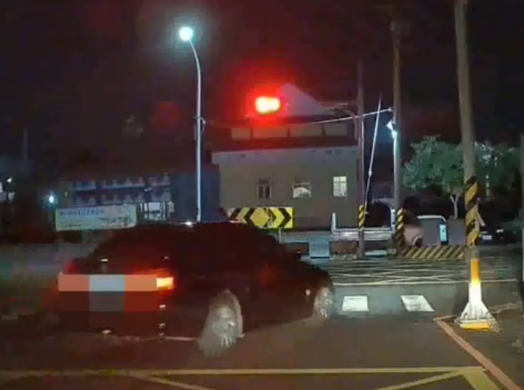 屏東潮州BMW肇逃！ 撞到前車搖下車窗說聲「抱歉」隨即落跑  