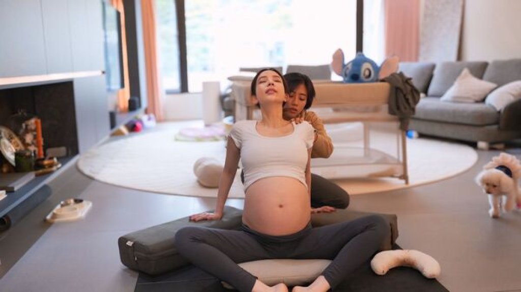 愛雅懷孕8個月「被頂到肋骨」像異形衝出　將迎接男寶