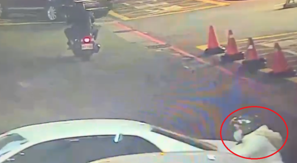 北車又傳驚魂事件！轎車地下停車場駛出突暴衝撞6機車　1名女騎士輕傷