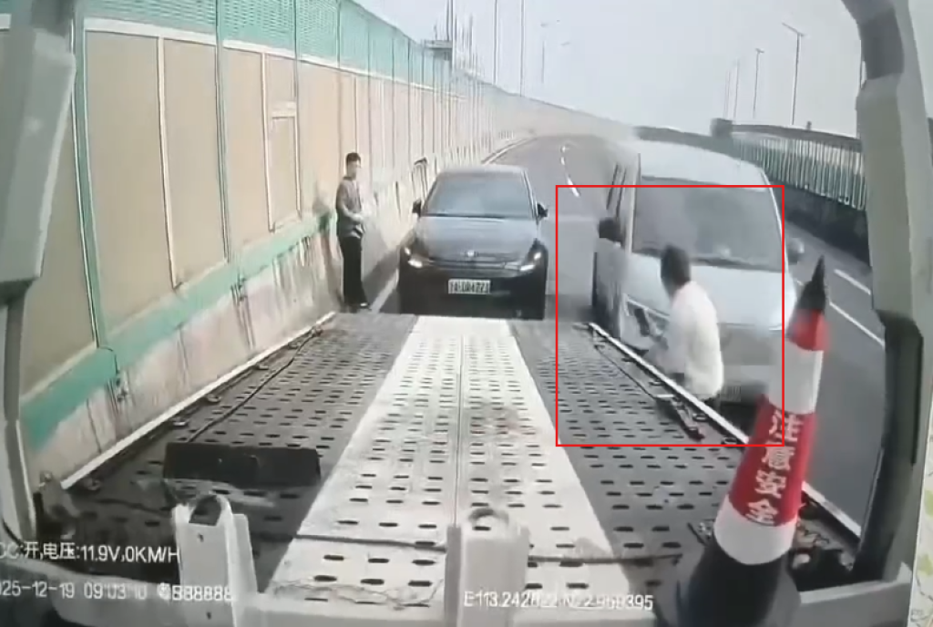 影/高速路邊拖吊驚魂！後方車輛突直撞　行車記錄器拍下生死瞬間