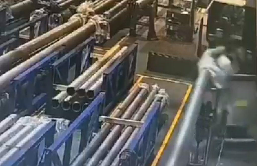 影／驚悚奪命影片！陸工人「上衣被勾住」遭加工機捲入　身體變肉彈瘋狂轉動慘死