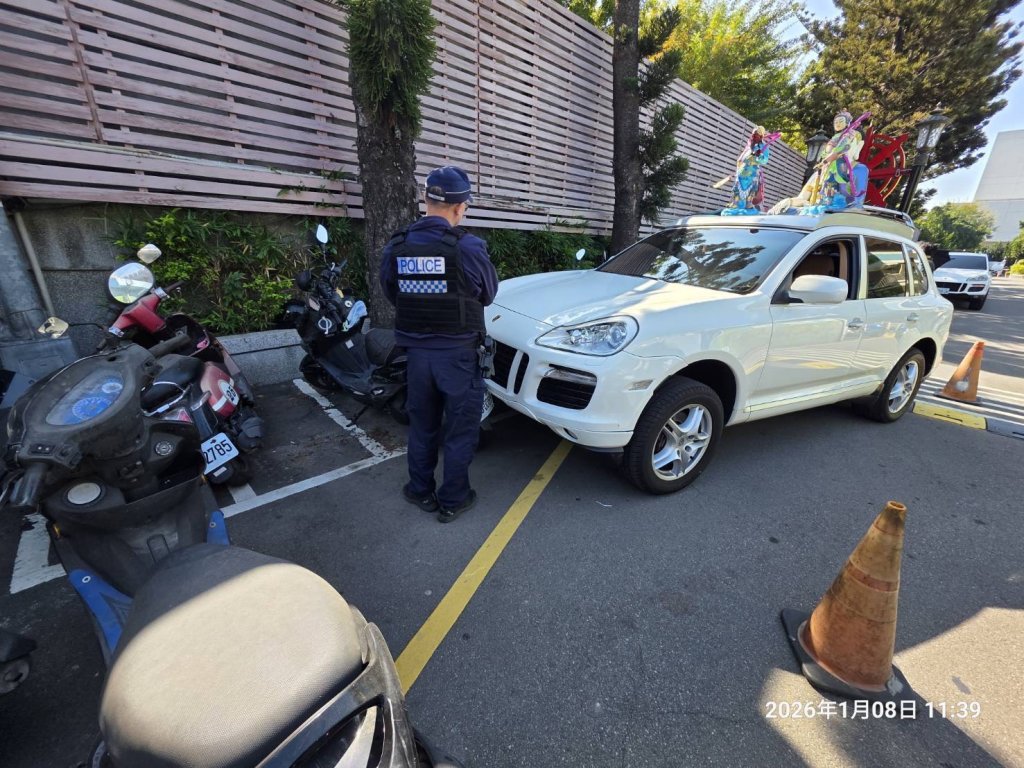 台中殯儀館內驚魂！車未熄火滑行撞3人　再波及6輛機車