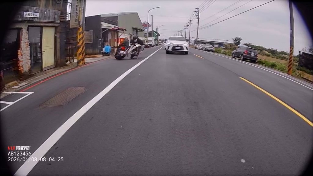 影／螃蟹橫切！騎士過馬路「轎車急停禮讓」　下秒遭直行機車撞飛人車倒地