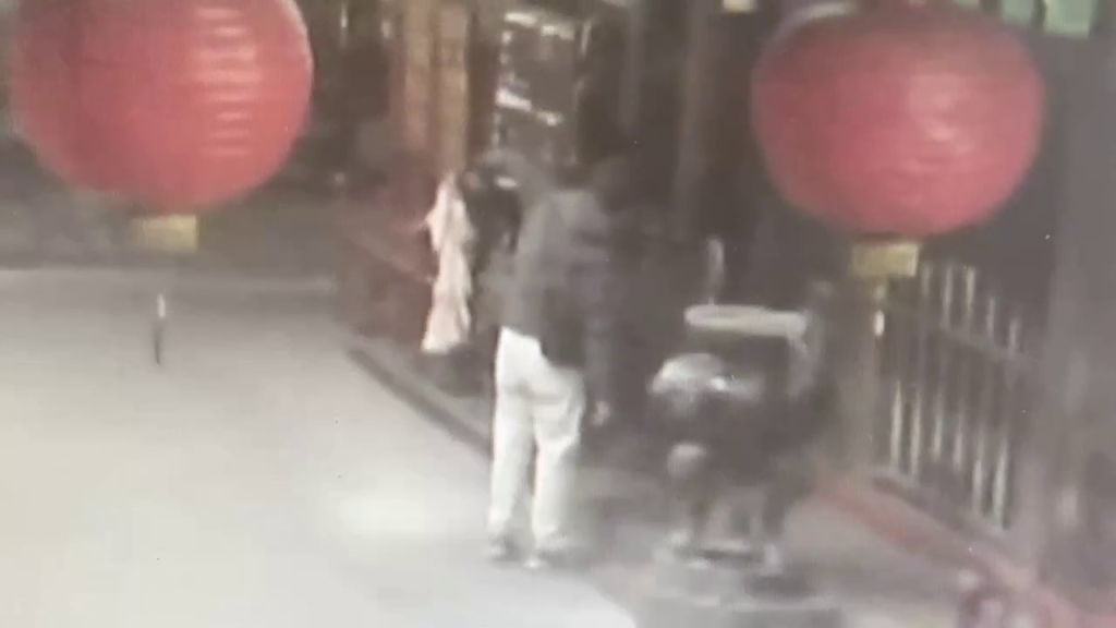 離譜破壞！惡男凌晨闖縣城隍廟「折旗＋燒法器」還打天公爐　警方調監視器追查