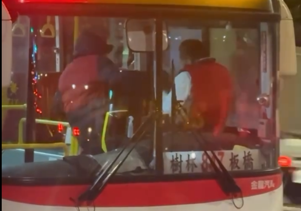 影／公車變擂台！乘客揮拳暴打「司機抱腿反制」　火爆畫面曝光