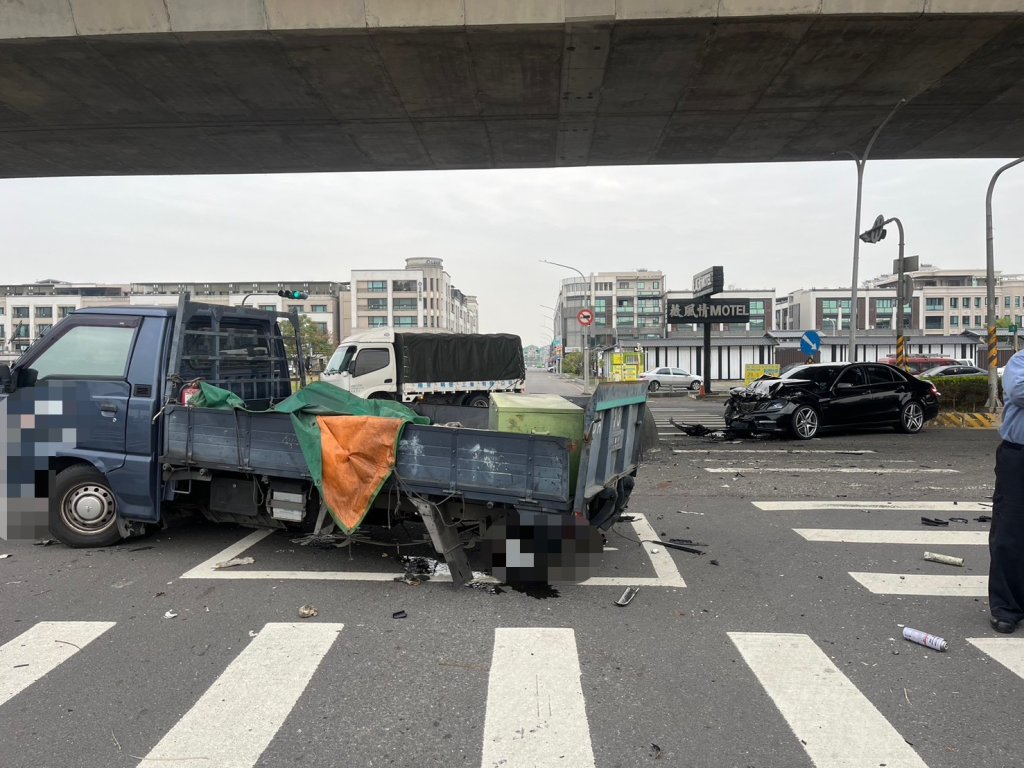 影/高雄88橋下驚悚連環撞！車輪軸噴飛嚇壞路人　3車相撞幸無大礙