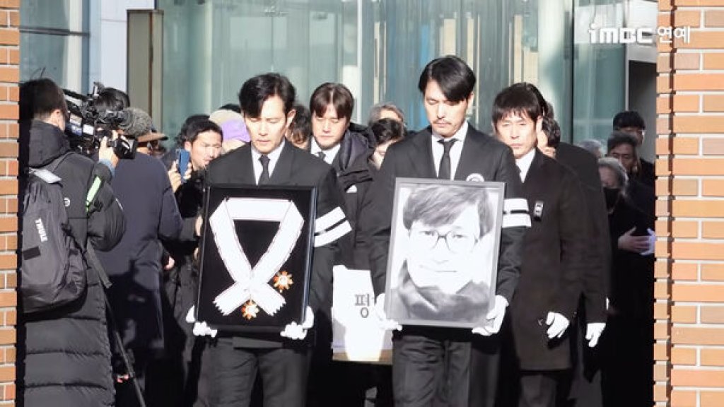 李政宰、鄭雨盛捧遺照　送「國民影帝」安聖基最後一程