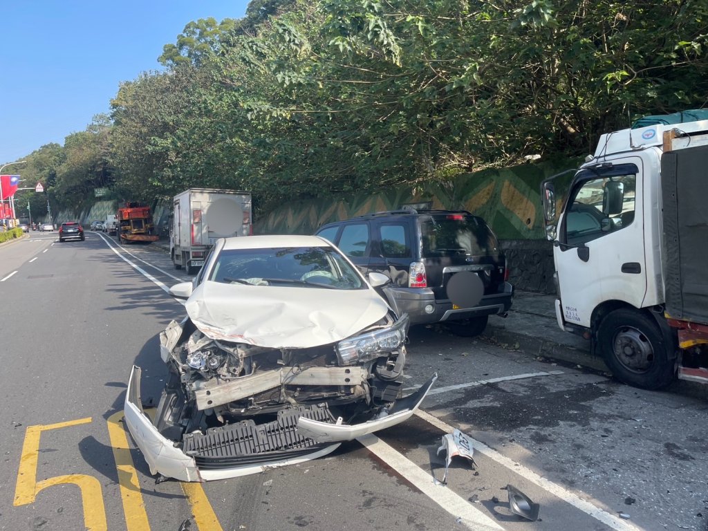 一個彎沒煞住！龜山振興路白車暴走　先撞分隔島再連掃路邊2車