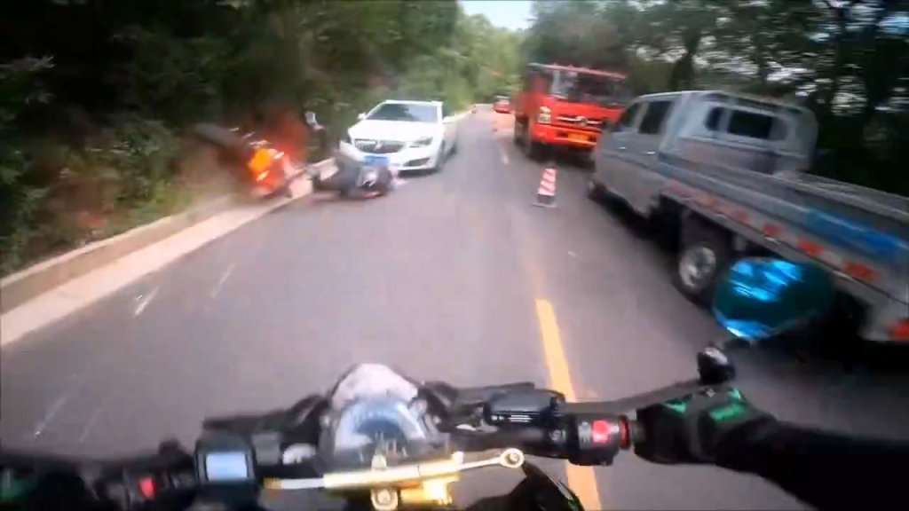 影／2騎士競速飆時速169！衝進山路過彎遇施工車禍　失控噴到對向對撞掉進水溝
