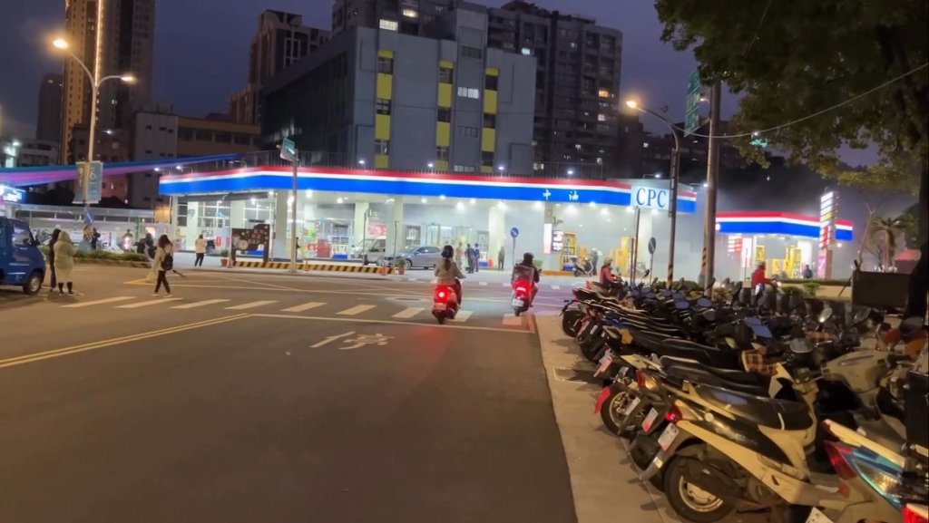 影／板橋加油站驚見男淋油自焚　員工急拿滅火器搶救！目擊民眾嚇壞：看到火團