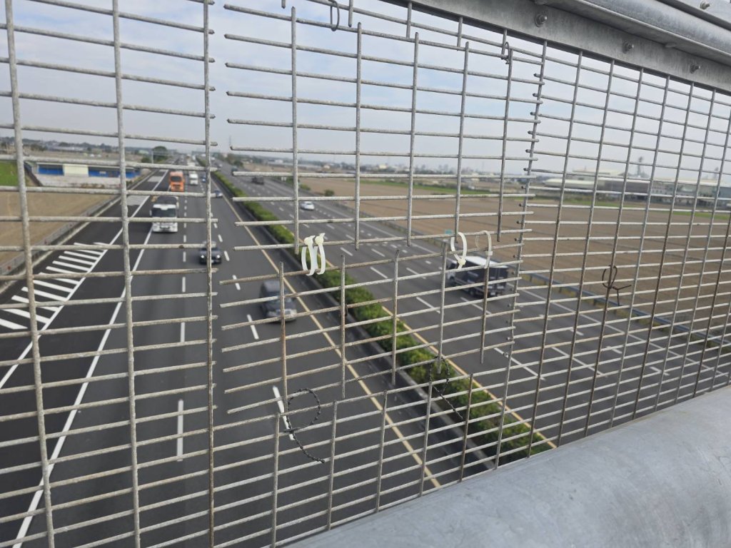 國道1號跨越橋鐵絲網缺口引民怨　警方澄清為科技執法取景、非破壞公物