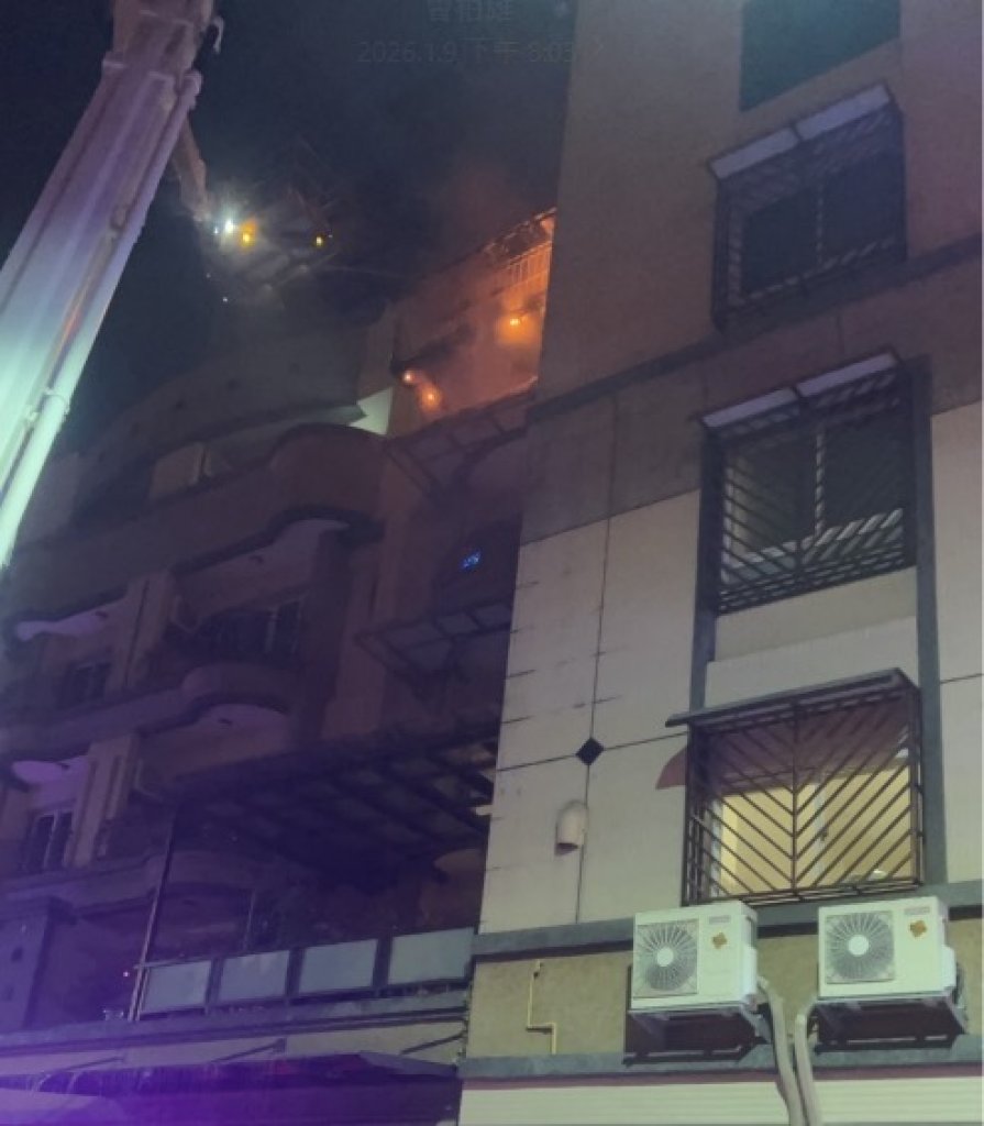 快訊／疑電線走火！高雄民宅晚間竄火 警消射水搶救