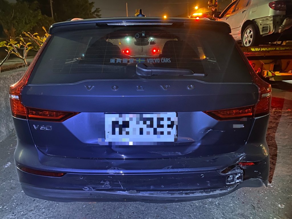 「瑞典坦克」被追尾！國道連環事故「3車受損、2人送醫」