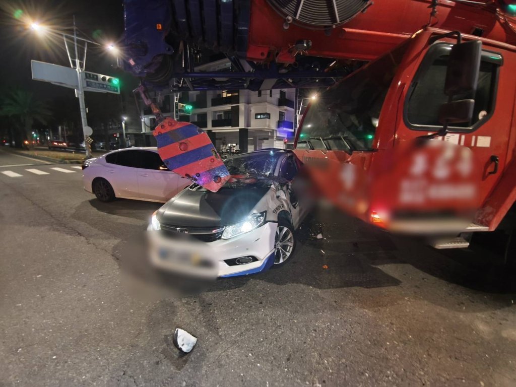 紅燈左轉慘變「夾心」！高雄男違規遭吊車擊落 再波及他車