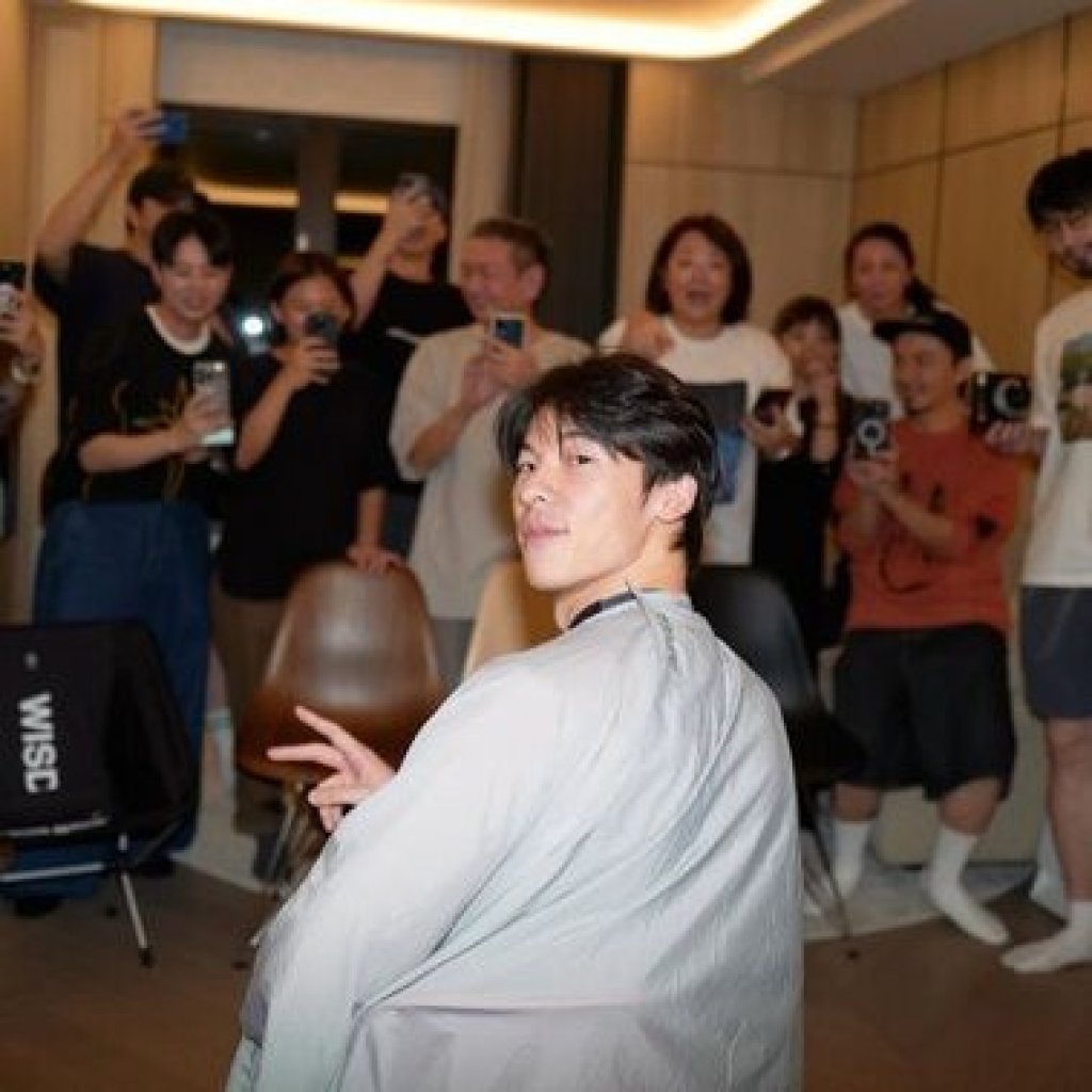 許光漢首度公開「入伍落髮照」　平頭造型仍帥掀暴動