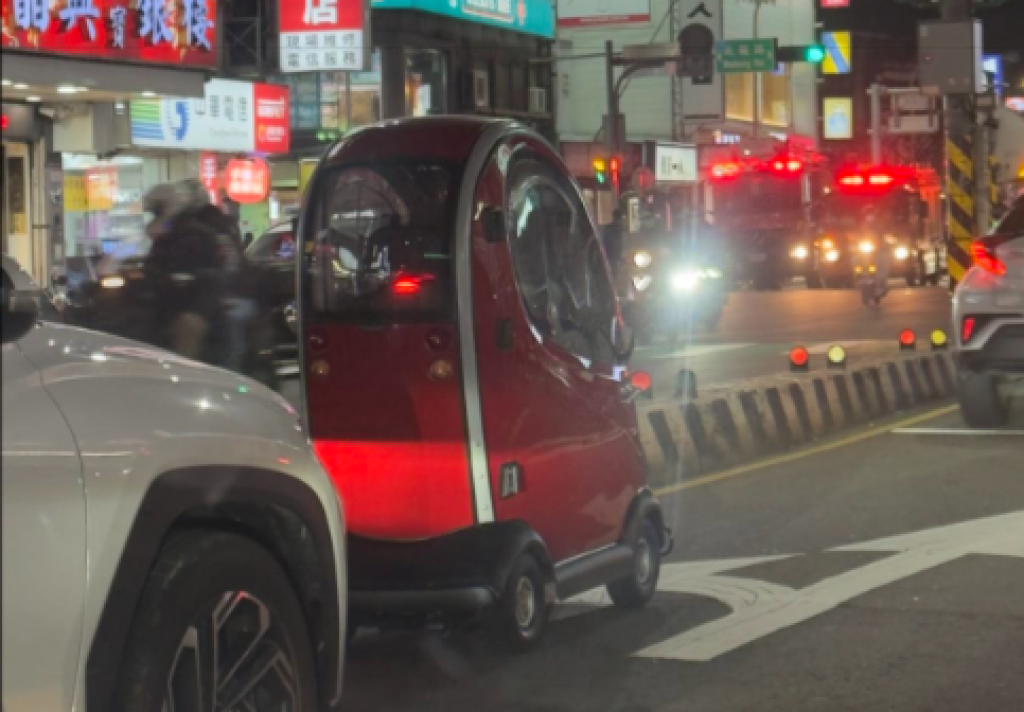 影／馬路驚見包廂版移動神主牌　霸氣行駛內線擋道！網友：龍潭名人