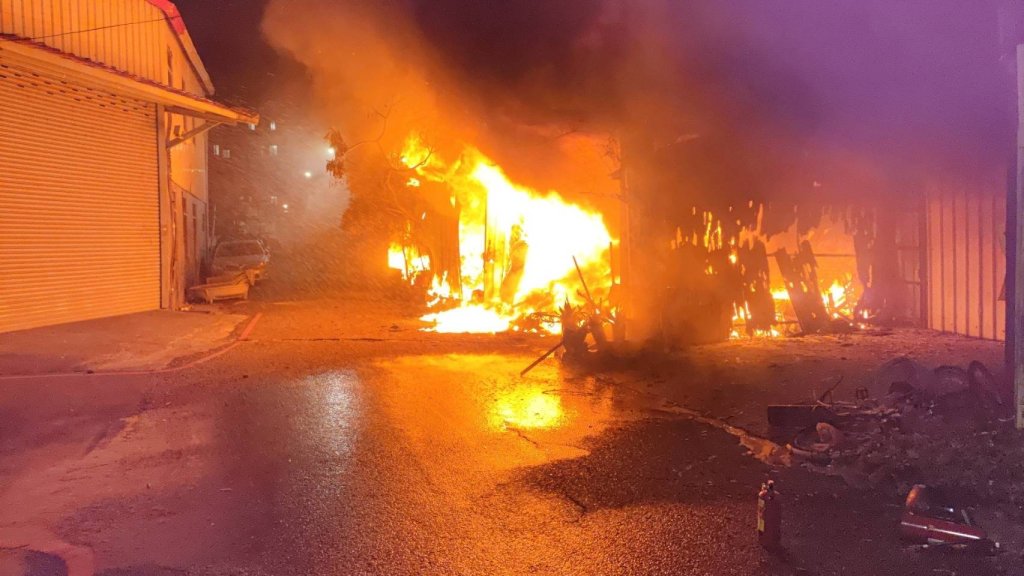 台中太平暗夜失火！　火勢兇猛鐵皮廠房付之一炬