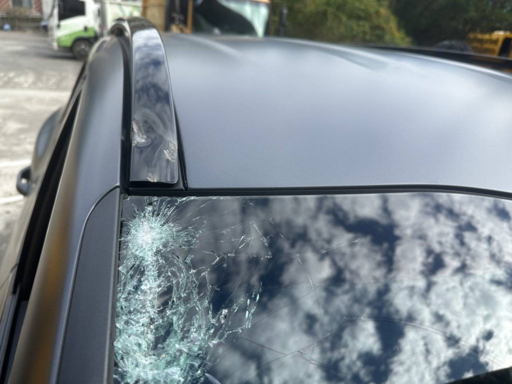 苗栗泰安山區落石砸車！　擋風玻璃車門受損駕駛未受傷