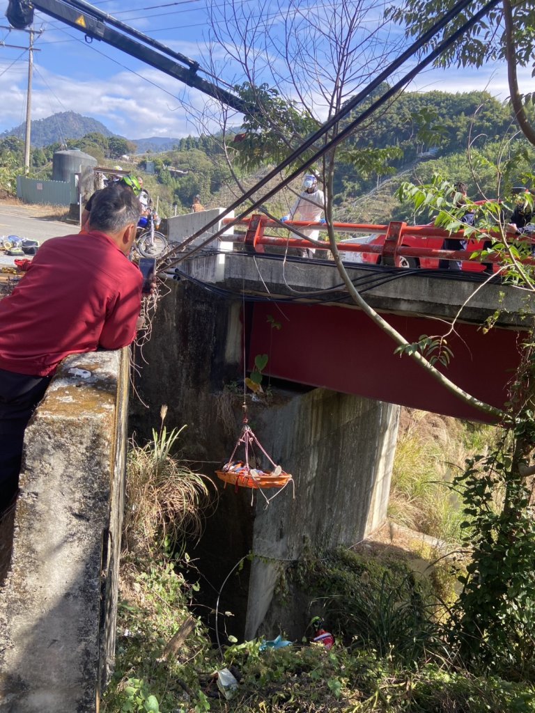 騎機車跌落8米深橋下！　台中73歲翁OHCA