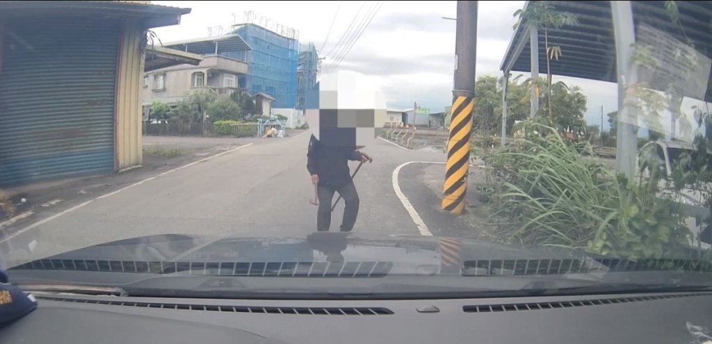  恐怖！宜蘭男子朝路過人車揮舞斧頭拐杖　警方迅速逮人