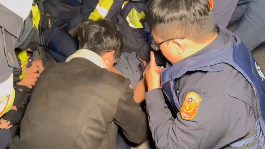 金山街頭驚魂！男子持刀攔車又駕車衝撞警車　警方鳴槍制止逮人