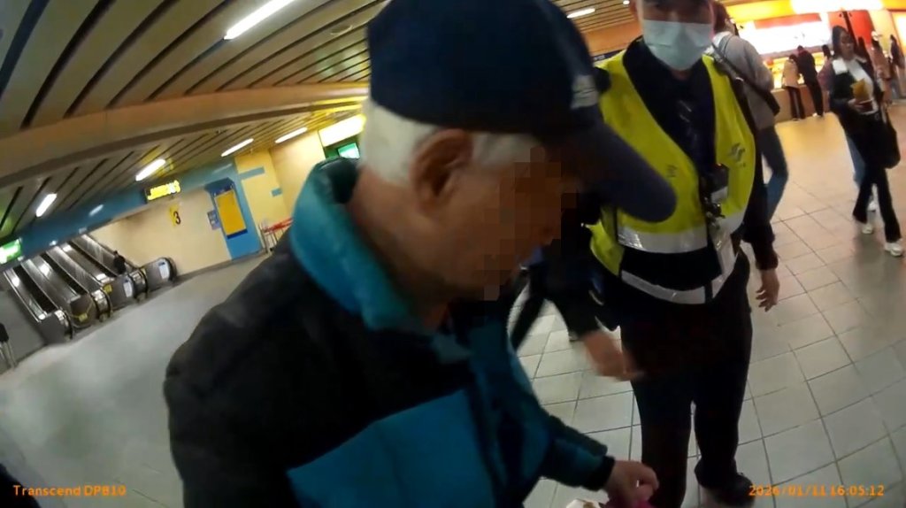 八旬老翁搭捷運手扶梯不慎跌倒　警即時疏散人群「化解推擠踩踏危機」