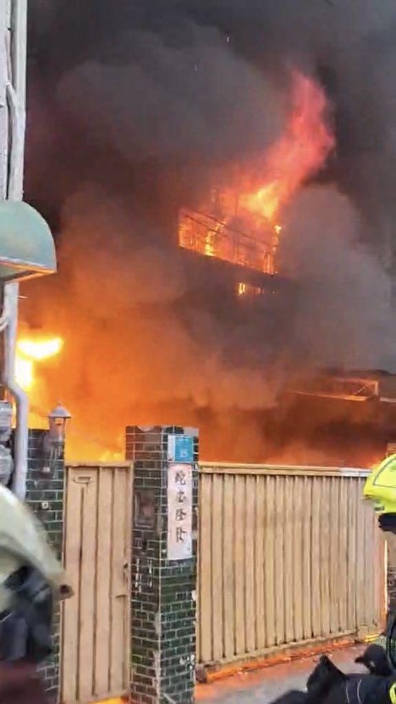 台南東區民宅大火！惡火狂燒…居民驚逃 消防急射水