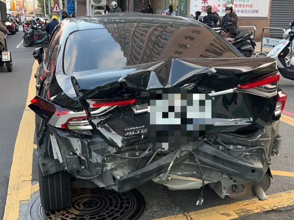 奧迪Q7未注意紅燈猛撞！神A遭追撞「噴射滑行」近50公尺