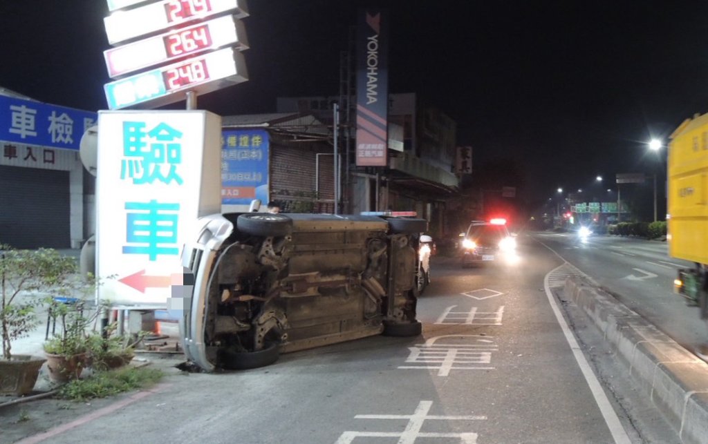 加油站前驚見翻車! 高雄楠梓自撞意外嚇壞路人
