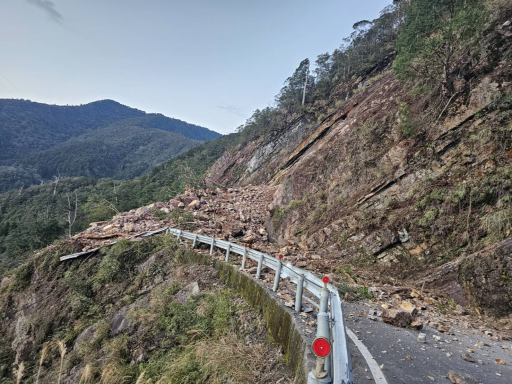 北橫台7線明池路段大坍方　600立方土石斷路畫面曝光