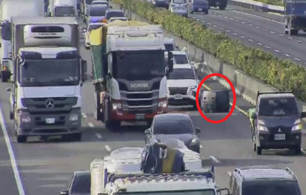 國道掉落塑膠桶肇事！ 　害聯結車撞擊受損警方對駕駛開罰