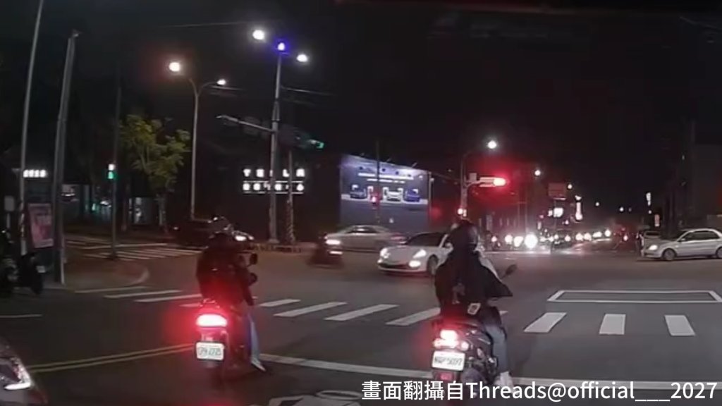 桃園「帕拉梅拉」左轉不讓　6旬翁機車直行攔腰猛撞右腿骨折