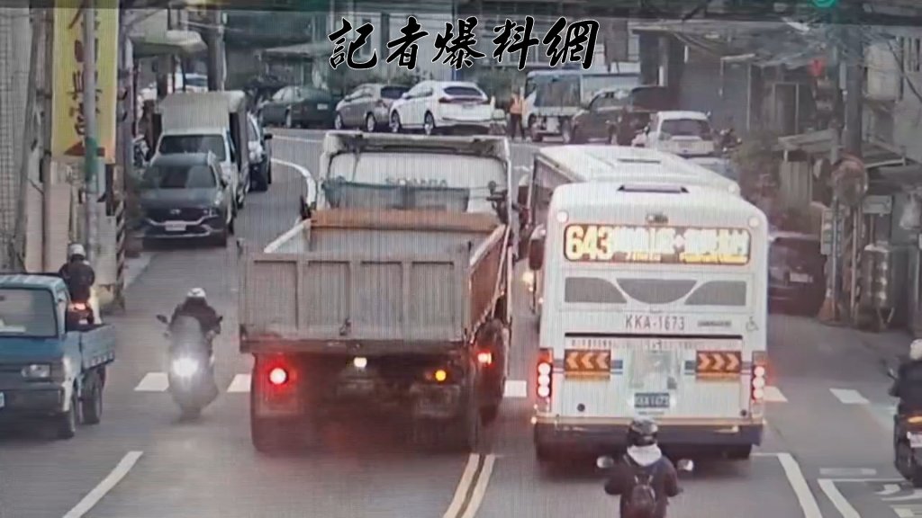 「學長」又調皮？新店砂石車逆向超車慘撞公車　驚險畫面曝光網轟：罔顧人命