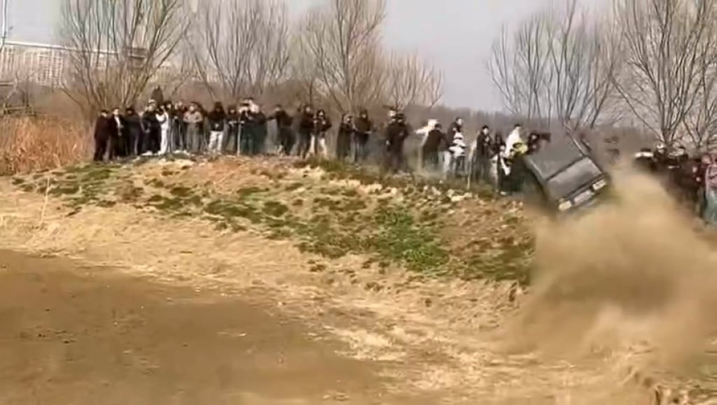 影／越野賽驚悚意外！陸52歲車手「失控衝向圍觀人群」　慘釀14人受傷送醫