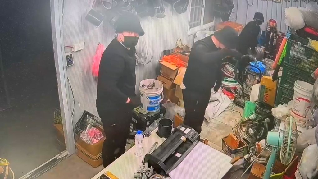 影／鎖在貨櫃屋照樣偷！3賊開假牌車闖入偷電線　工地損失80萬PO監視器尋人