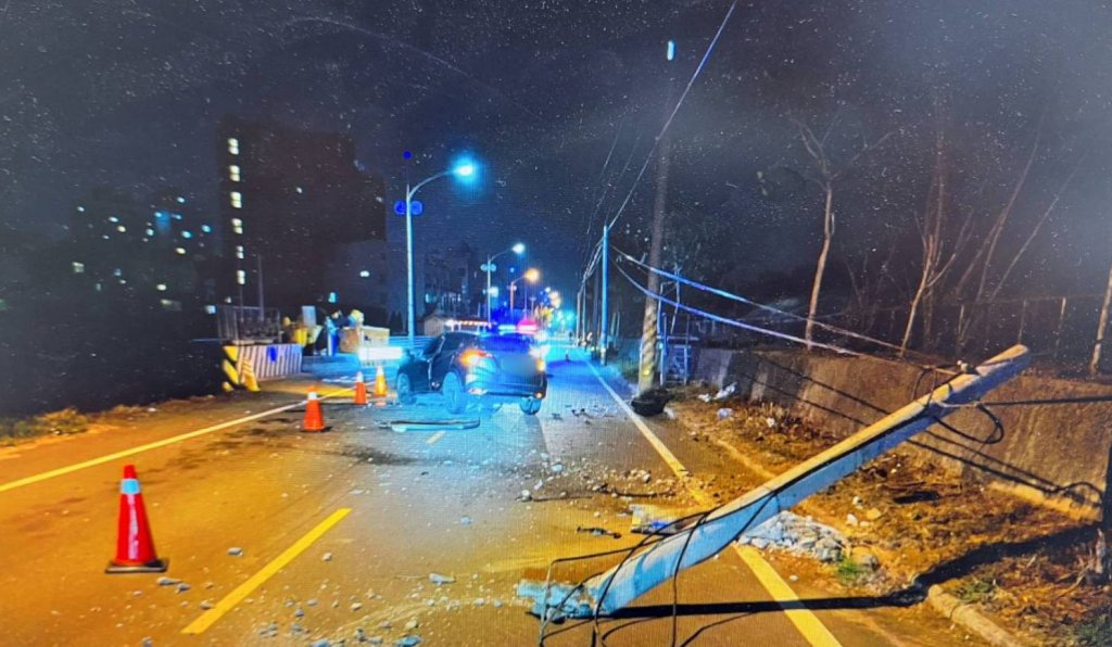 夜路一恍神釀禍！虎尾防汛道路轎車自撞電桿　現場一片狼藉