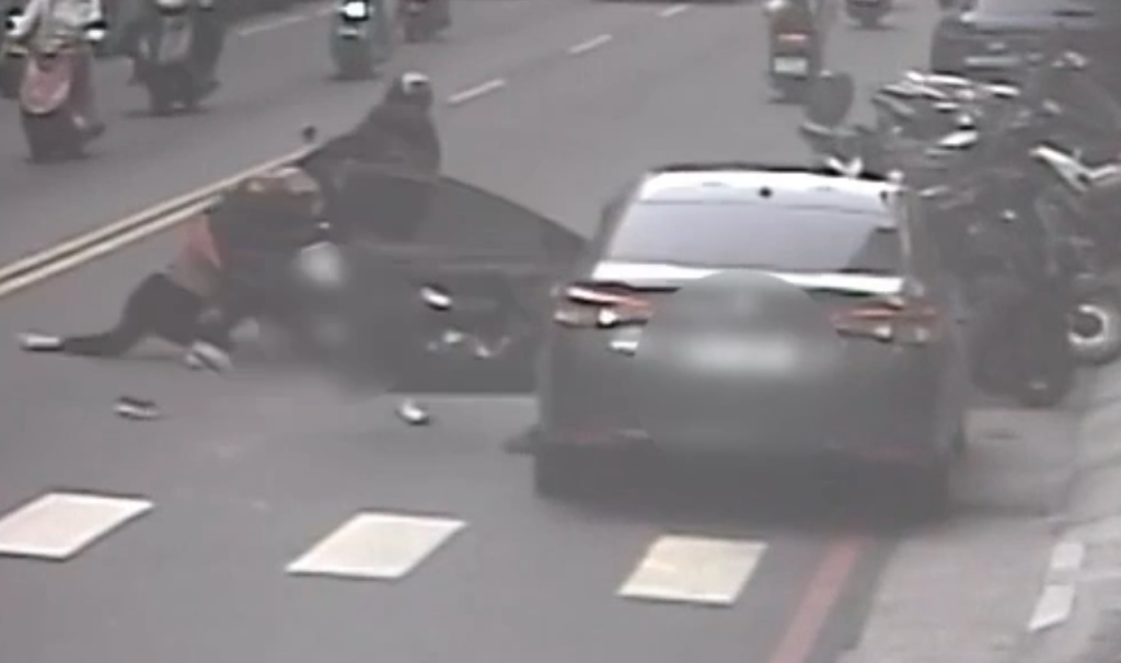 違停又肇事！ 　新莊自小客車駕駛開車門擊落共乘機車夫妻 