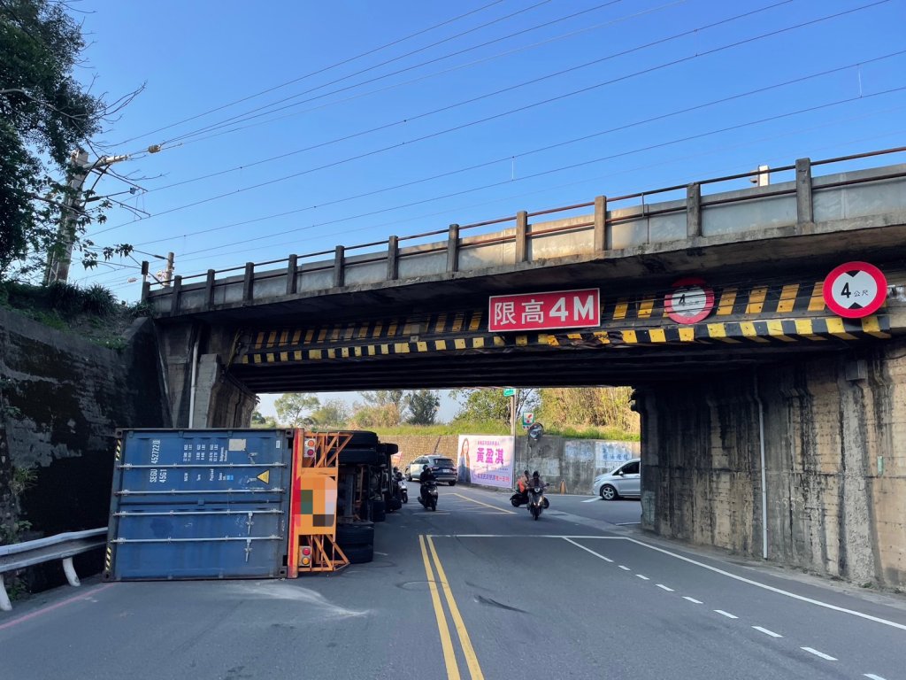 楊梅涵洞又吃掉貨櫃！4米限高視而不見　曳引車翻覆釀回堵