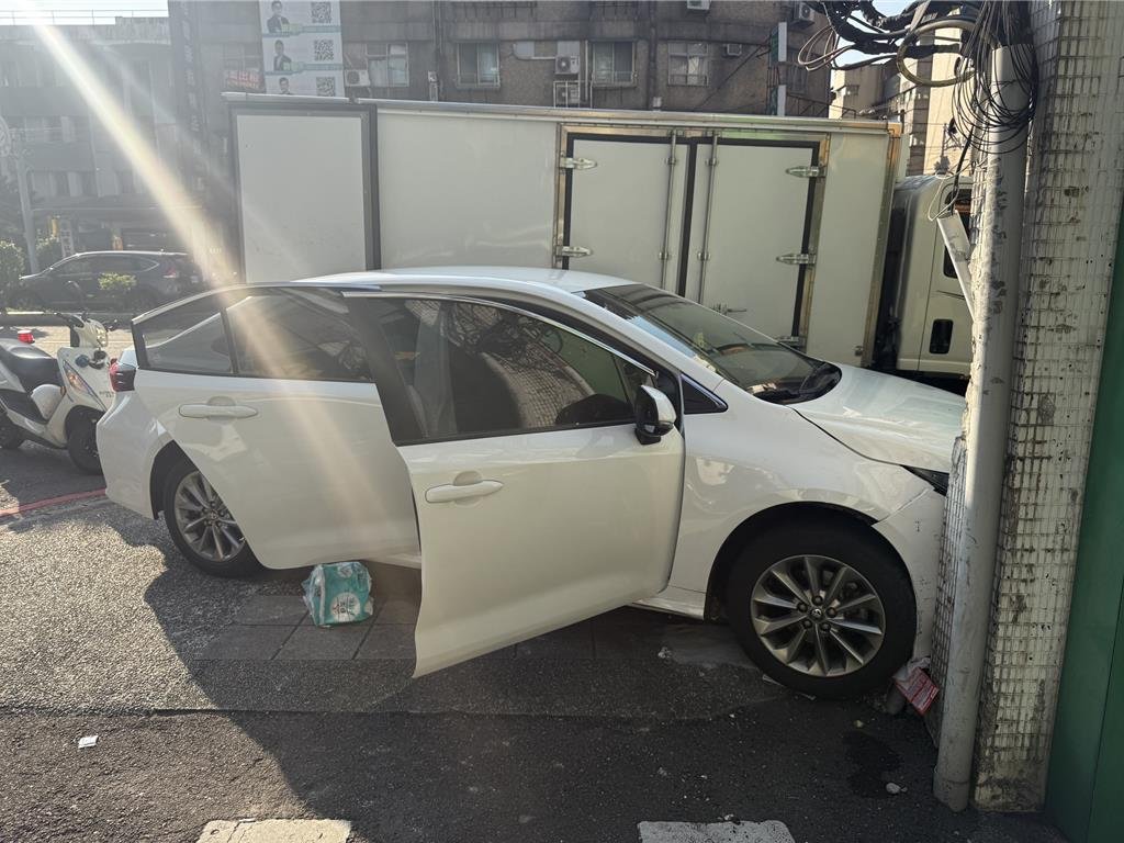 捷運七張站外驚魂！男面交300萬突「覺醒」抵抗　詐團自撞樑柱棄車逃命