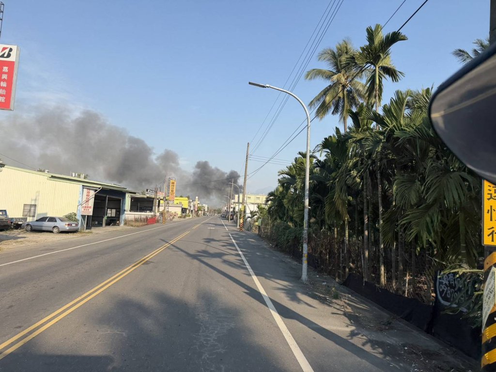  屏東倉庫大火濃煙沖天！ 　國小緊急疏散300學童