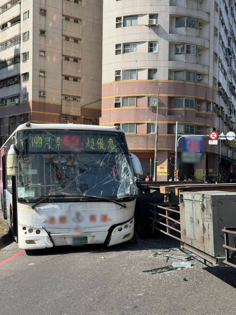 影/曳引車右轉沒抓好距離　小港路口擦撞公車嚇壞駕駛