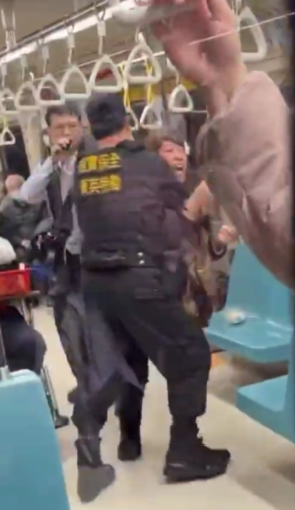 北捷又出狀況！婦人情緒失控咆哮　車廂內遭壓制帶離