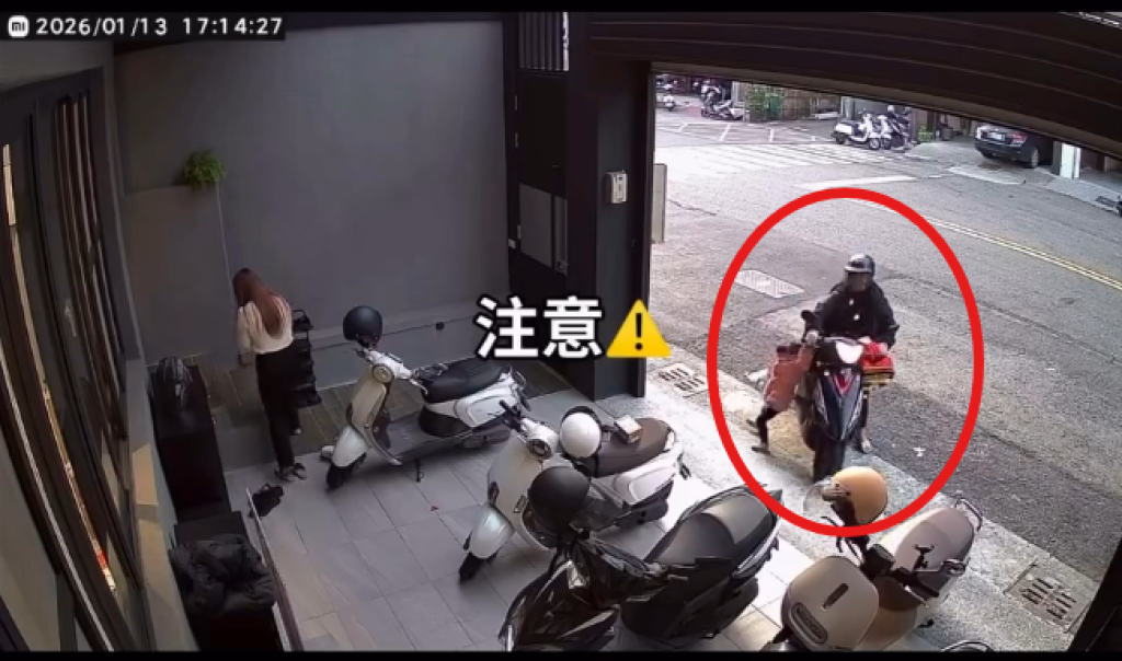 影／騎車載娃忘熄火釀悲劇！小手一抓油門瞬間暴衝 監視器全都錄