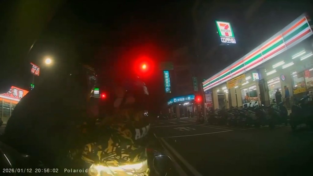 影／街頭變格鬥場！2騎士疑行車糾紛　紅燈亮起「他突下車過肩摔」開打